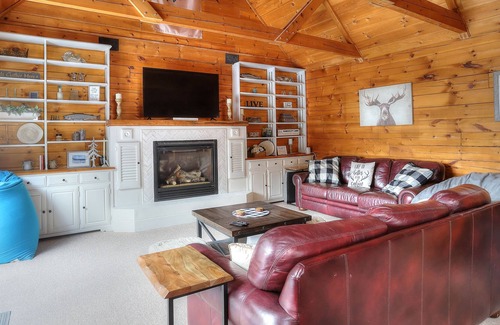 Rangeley House | Mountain Daze - ADORABLE log cabin in the Overlook