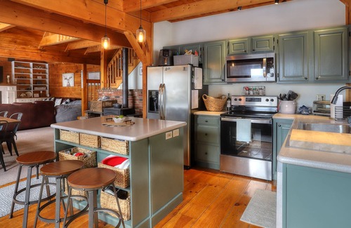 Rangeley House | Mountain Daze - ADORABLE log cabin in the Overlook