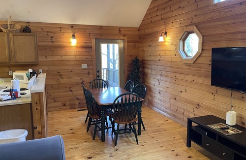 Townsend Cabin | Mountain Deer Pass- A rustic mountain retreat on the Peacful Side of the Smokies