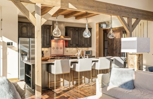 Big Sky House | Mountain Escape | Hot Tub, Firepit, Movie Theatre + More!