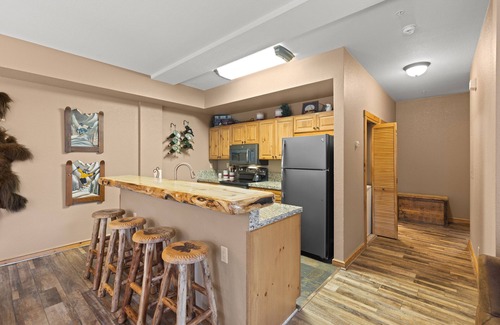 Lakeside Village House | MOUNTAIN HOLIDAY SPECIAL: Book 3 nights during holidays and wave cleaning fee.