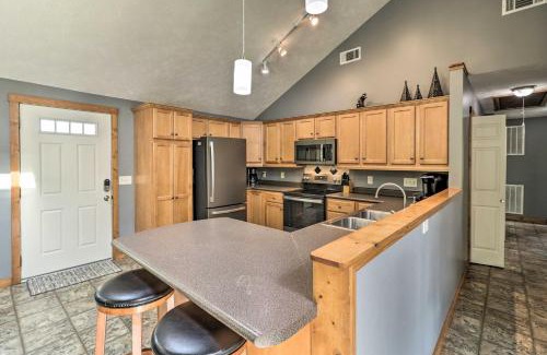 Gassville House | Mountain Home Cottage with Deck on White River!