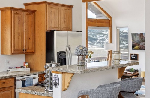 Innsbruck Val Moritz House | Mountain Home: Hot Tub, Views, Chef's Kitchen, Pet-Friendly. Unforgettable Stay!