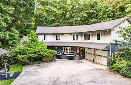 Whittier House | Mountain Home | Sleeps 18 | Golf | Community Pool