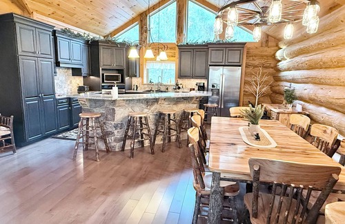Mattawana Cabin | Mountain lodge in central PA, with Wi-Fi, a heated pool and hot tub.