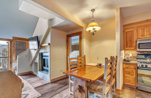 Mountain Village Cabin | Mountain Lodge 2 BR Ste w/kitchen gas fireplace & Ski in/out