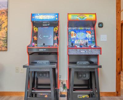 Gatlinburg - Pigeon Forge House | Mountain Log Cabin, Games, HotTub, Outdoor Firepit