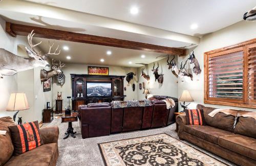 Summit Park House | Mountain Luxury, Sleeps 10, Private Hot Tub, 15 Min to Canyons, Ideal for Family Getaways!