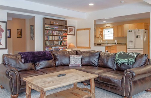 Frisco Ski Chalet | Mountain Meadow Lodge Dog-Friendly Hot Tub