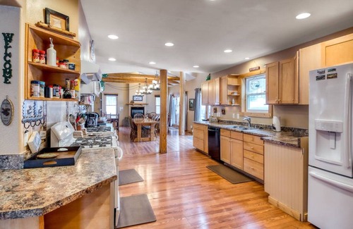 Frisco Ski Chalet | Mountain Meadow Lodge Dog-Friendly Hot Tub