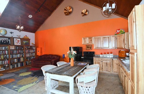 Berkeley Springs Apartment | Mountain Meltdown - Pet Friendly | Wifi | Fire Pit | Fountain | Porch