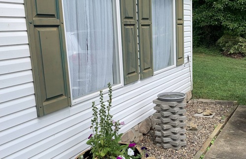 Hurricane Cottage | Mountain Momma's Homestead Cottage