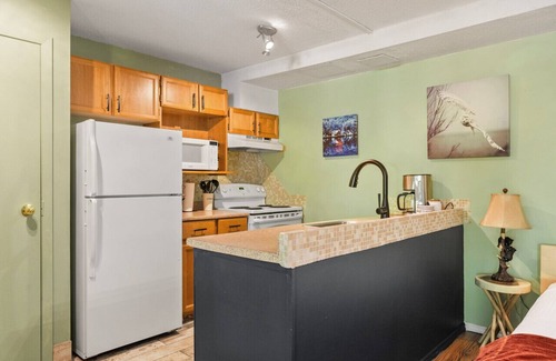 East Kootenay Apartment | Mountain Paradise | Ski-in/Out | Lower Village