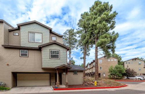 Flagstaff Villa | Mountain Peaks Getaway 4BR4BA Pet-Friendly Central AC Near Downtown Trails