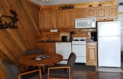 Granby Apartment | Mountain Resort Studio - 365 day pool, 4 Tubs, Free Parking and Wifi. Sleeps 1-4