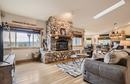 Black Hawk House | Mountain Retreat/Deck, Views/Sleeps 10