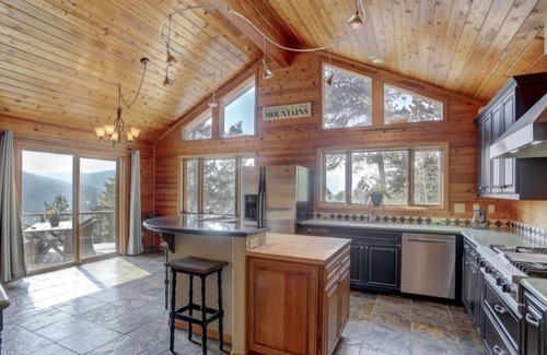 Golden House | Mountain Retreat with Hot Tub Near State Park