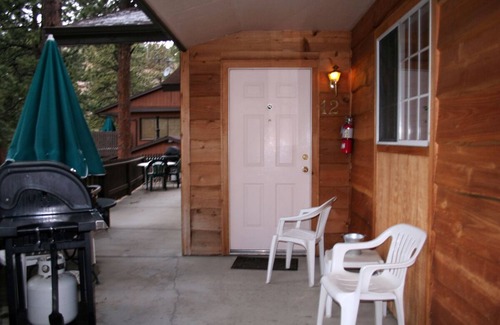 Estes Park Ski Chalet | Mountain style one bedroom with fireplace