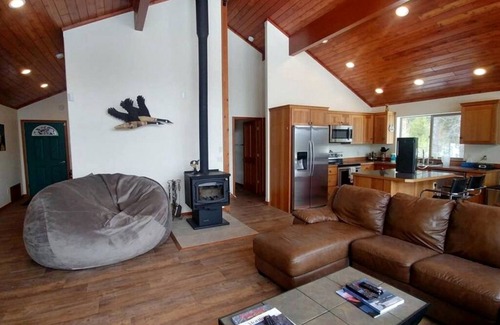 West Glacier Cabin | Mountain View Cabin with Deck, Jacuzzi and Ping Pong Table in Montana