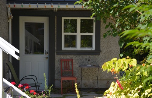 Hastings House | Mountain view; central in lovely area, 1 bedroom + sofa bed (in living area)