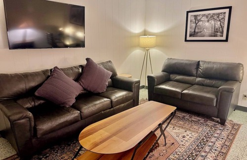 Altadena House | Mountain-View Estate GuestHouse: Tennis, Pool, Gym & Patio