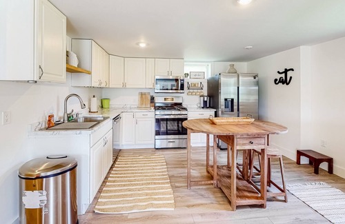 Morrisville House | Mountain-view hideaway with swimming pond & washer/dryer - dogs welcome