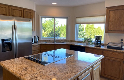 Beaverton House | Mountain View home close to hiking trails, city and main attractions.