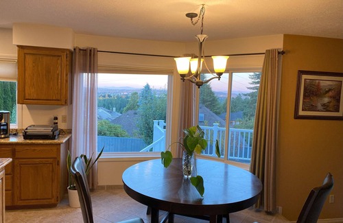 Beaverton House | Mountain View home close to hiking trails, city and main attractions.