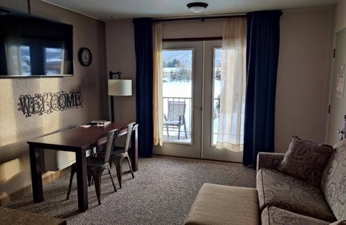 Wapato Point Hotel | Mountain View Lodge and Resort