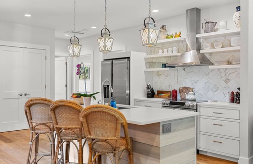 Cascade Locks House | Mountain-View Retreat with Hot Tub & Waterfalls