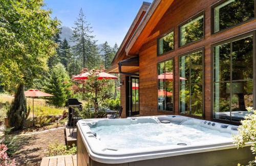 Cascade Locks House | Mountain-View Retreat with Hot Tub & Waterfalls