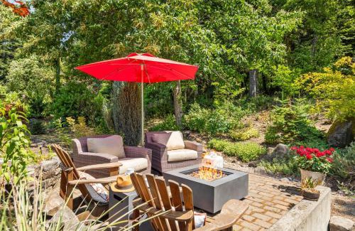 Cascade Locks House | Mountain-View Retreat with Hot Tub & Waterfalls