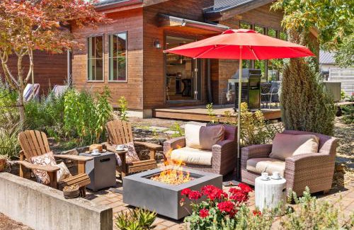 Cascade Locks House | Mountain-View Retreat with Hot Tub & Waterfalls