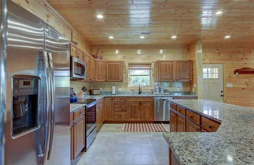 Gatlinburg Cabin | Mountain view, sleeps 14, pool table, arcade game, and hot tub! Plenty of space!