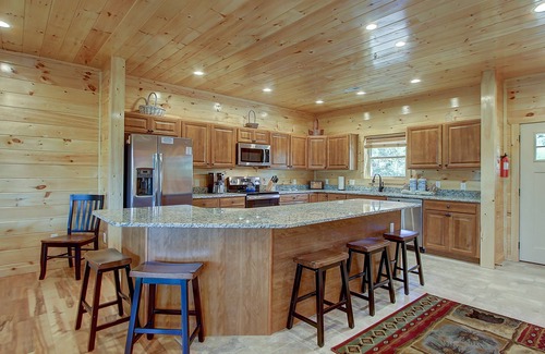 Gatlinburg Cabin | Mountain view, sleeps 14, pool table, arcade game, and hot tub! Plenty of space!