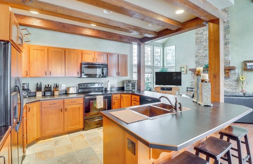 Eureka House | Mountain Views & Deck: Spacious Eureka Getaway!