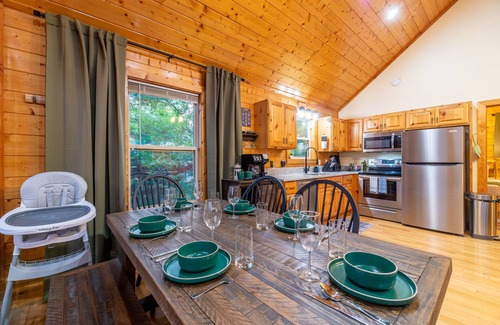 Little Creek Falls Cabin | Mountain Views! Private, King beds, Hot Tub, Arcades, Pool Table, 2 Fireplaces