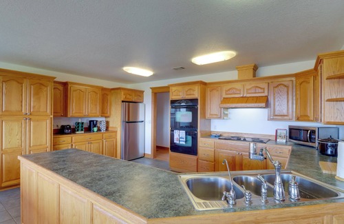 Fairfield Bay Cottage | Mountain Views + Shared Pool: Ozarks Family Home