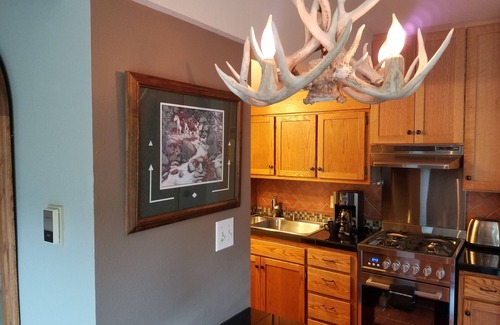 Estes Park Apartment | Mountain views, walk to downtown Estes, The Bunkhouse @ Old Man Mountain Studios