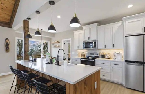 Banner Elk House | Mountain view’s with hot tub & pool table on Beech Mountain. Sleeps 10.