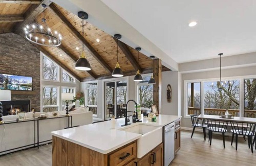Banner Elk House | Mountain view’s with hot tub & pool table on Beech Mountain. Sleeps 10.