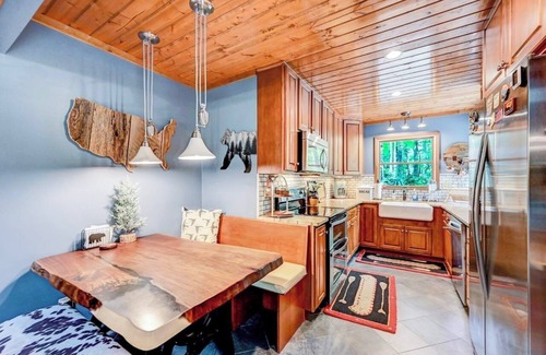 Pocono Pines House | MountainMama~ Lake Naomi cabin~sleeps 8 w/Lake Access Kayaks
