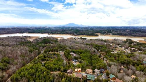 Sevierville House | Mountains are Calling by AvantStay Sleeps 8 Hot Tub Game Loft Located in Douglas Lake Resort