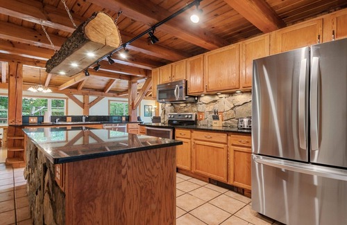 Waynesville Cabin | Mountainside Cabin! Hot Tub! King Bed!