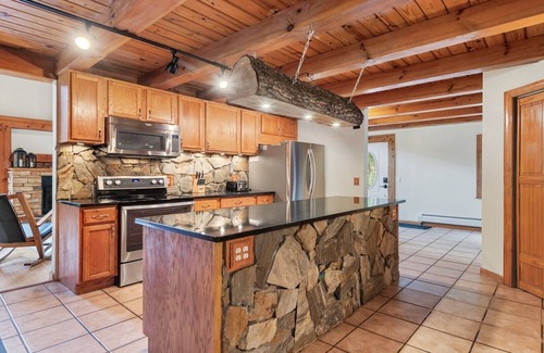 Waynesville Cabin | Mountainside Cabin! Hot Tub! King Bed!