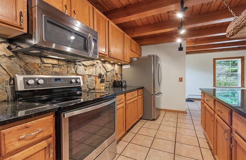 Waynesville Cabin | Mountainside Cabin! Hot Tub! King Bed!