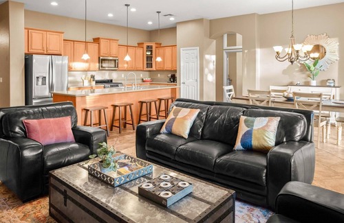 Rovey Farm Estates House | Movie Theater~ Pool~ Arcade~ Fire Pit