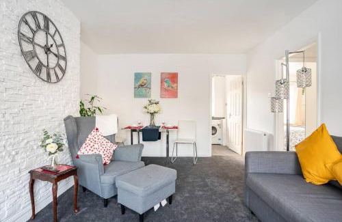 Redbridge Apartment | MOYDOM Cosy Apt sleeps 4 with self breakfast & carpark