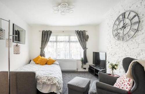 Redbridge Apartment | MOYDOM Cosy Apt sleeps 4 with self breakfast & carpark