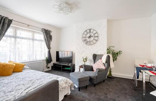 Redbridge Apartment | MOYDOM Cosy Apt sleeps 4 with self breakfast & carpark